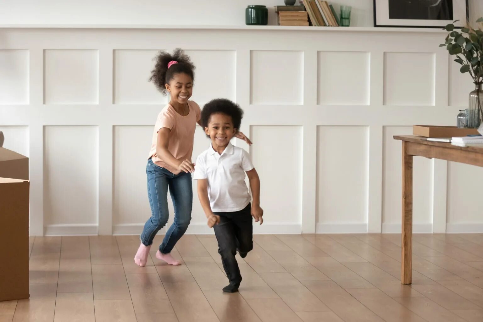 Фото детей дошкольного возраста в коричневых и серых тонахтонах. Children Run to the House. Kid Running through House. Children are Running near the House.