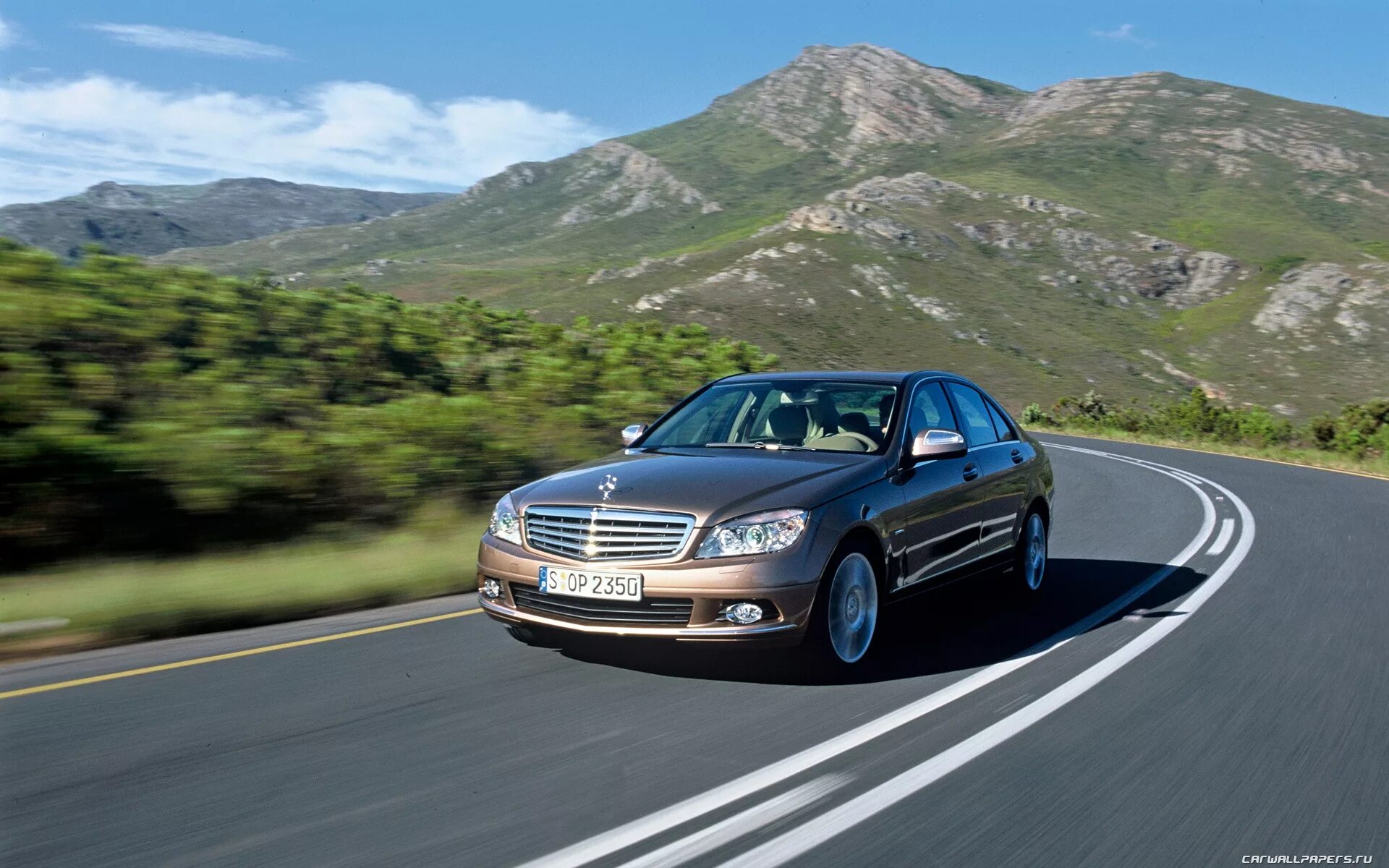 По дорогам идут машины. Автомобиль едет. Вид из машины. Автомобиль едет. Картинка машина едет в гараж.