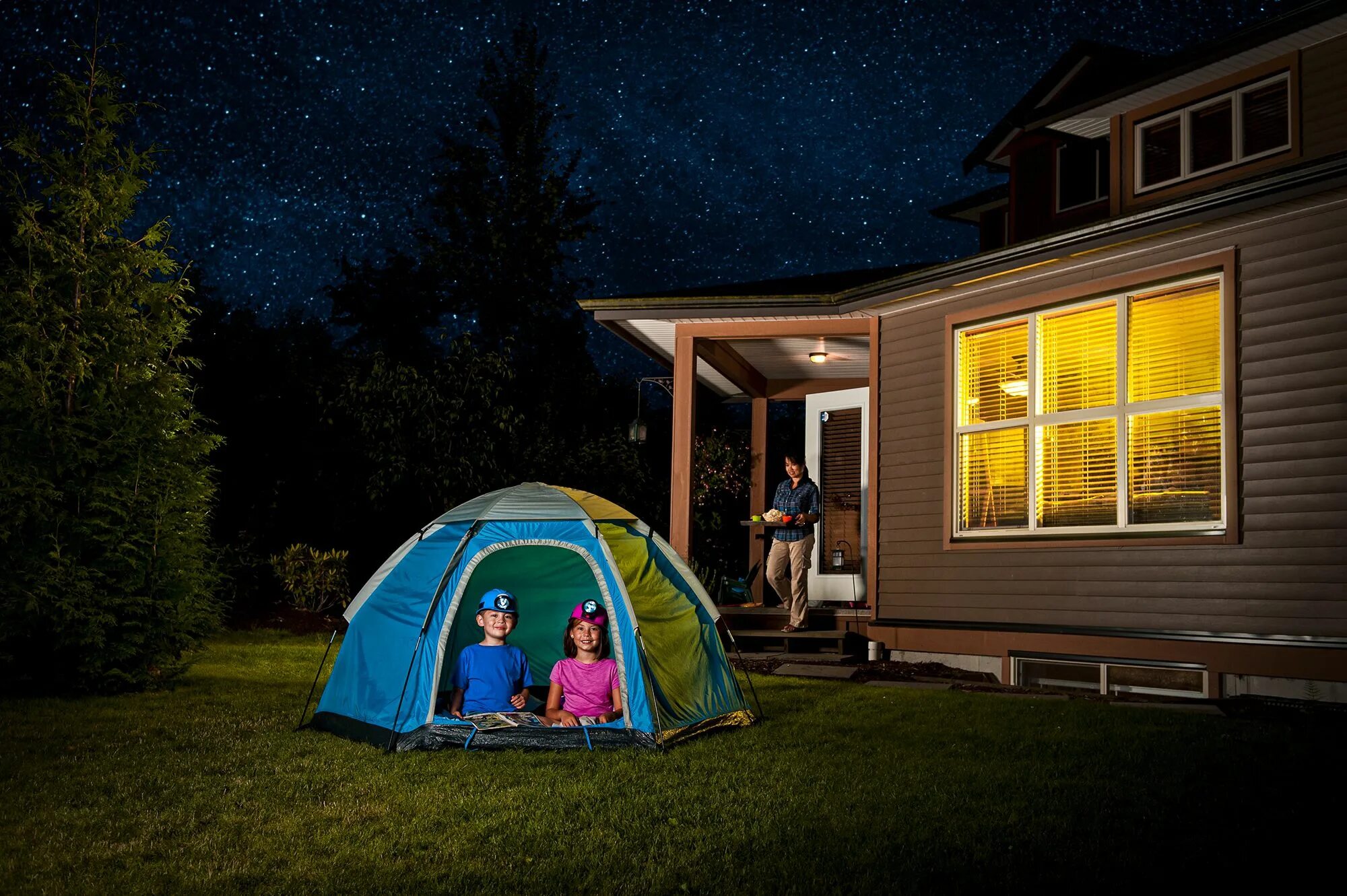 Палатка во дворе дома. Кемпинг. Палатка для дачи. Семейный кемпинг. Stay in a camp