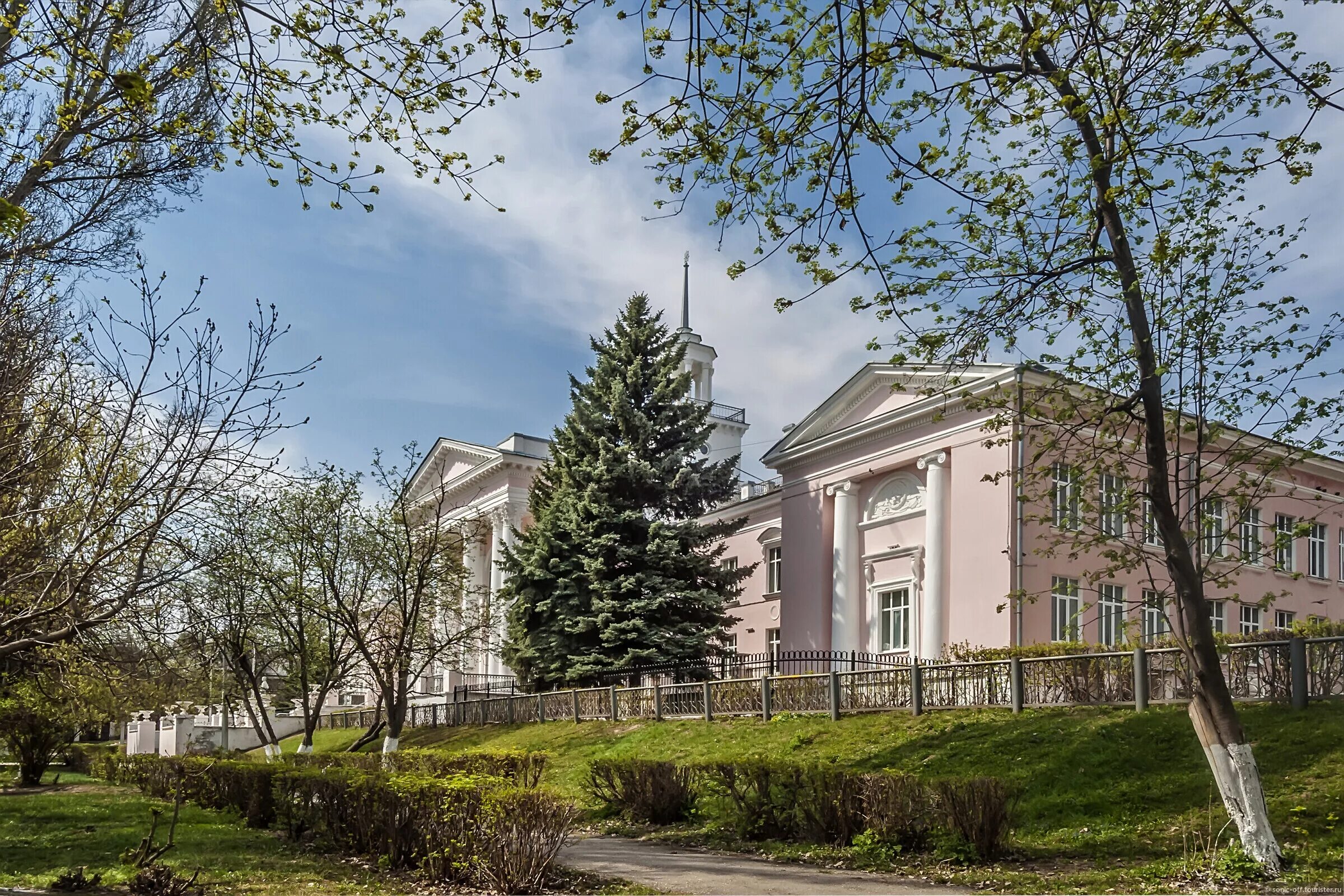 Фото дворца пионеров. Дворец пионеров Киров. Парк пионеров Рязань. Дворец пионеров Пенза. Дворец пионеров Белоруссия.