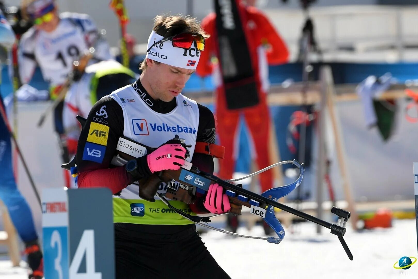 Норвежские биатлонисты эстафета. Биатлонисты норвегии. Жюли симон биатлонистка. Хальвард ханевольд скончался. Тарьей бё биатлон.