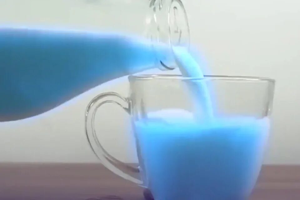 Почему молоко голубое. Голубое молоко. Молоко с голубым оттенком. Молоко с синеватым оттенком. Цвет синий с молоком.