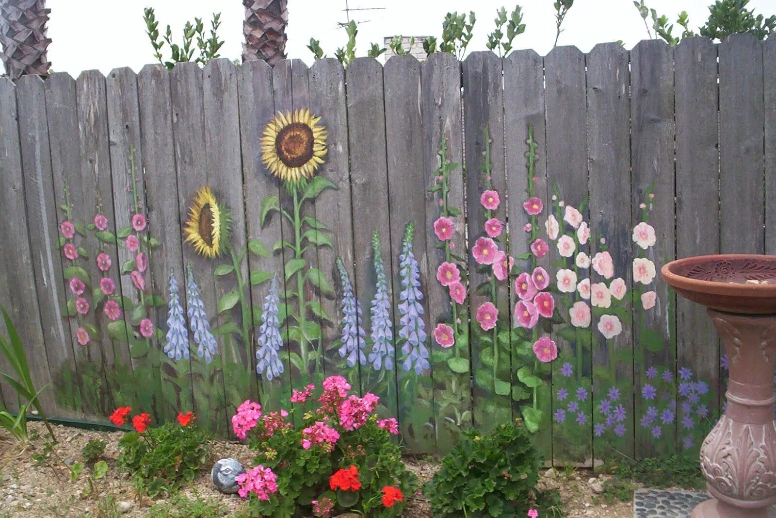 Как украсить забор на даче своими руками Creative Garden Art and Whimsy Add Welcome Interest Ramblings from a Desert Ga