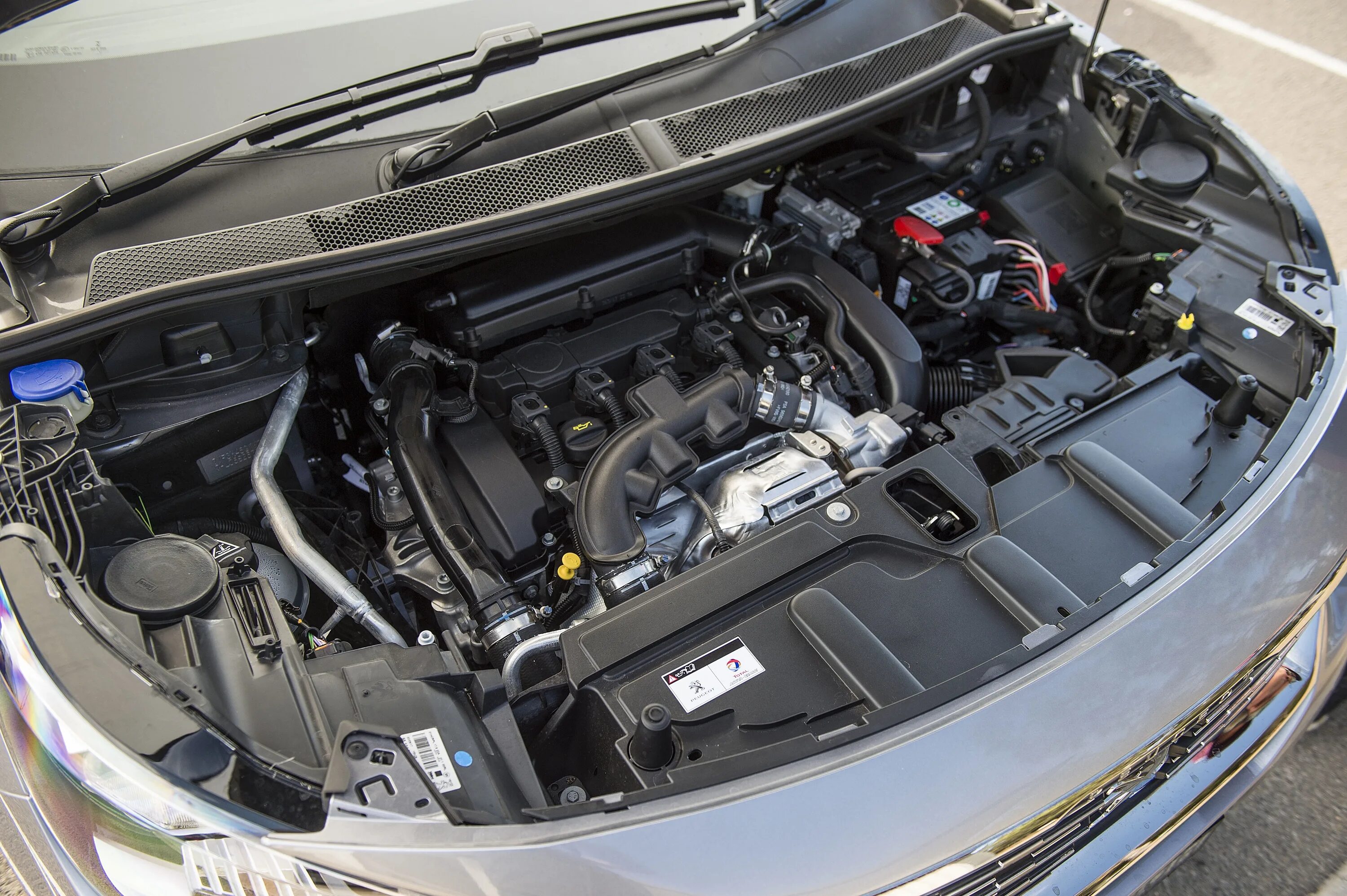 Пежо 5008 под капотом. Peugeot 5008 двигатели. Какой двигатель стоит на пежо 5008 дизель. Пежо 4008 дизель аккумулятор. Peugeot 5008 двигатели.