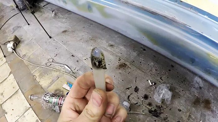 Вытягивание вмятин на пластике. Выправить вмятину термоклеем. Вытягивание вмятины на машине. Авто из бутылок. Как можно выпрямить вмятину на пластиковой бутылке.