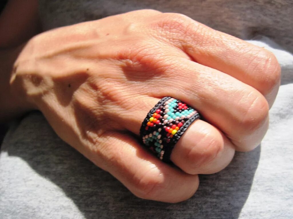 Кольцо перстень из бисера. Перстень из бисера. Кольцо перстень из бисера. Кольцо из бисера миюки. Красивые кольца из бисера.