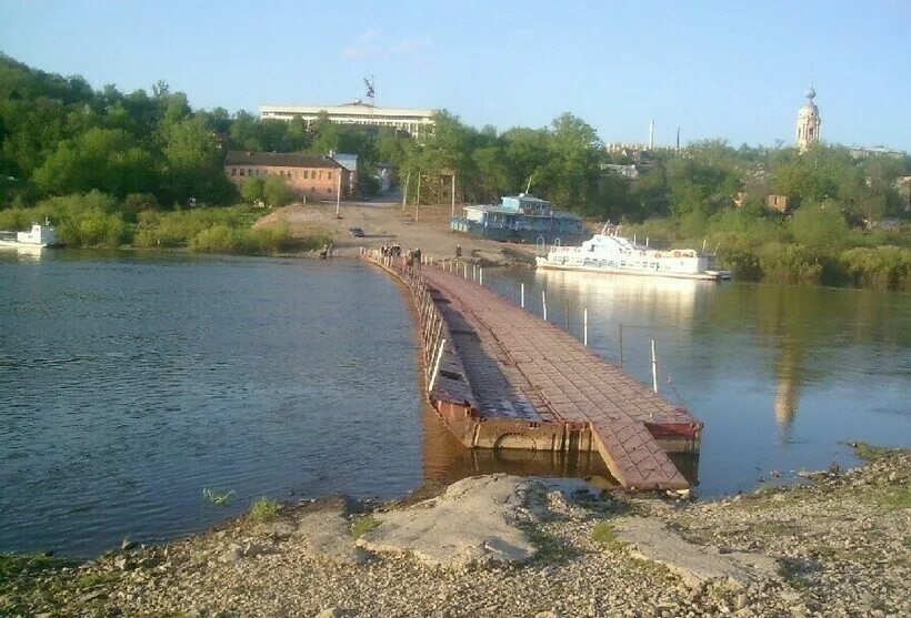 Подъем реки оки в калуге. Понтонный мост Калуга. Мост через реку Ока в Калуге. Калуга Пристань на реке Оке. Набережная Оки Калуга пляж.