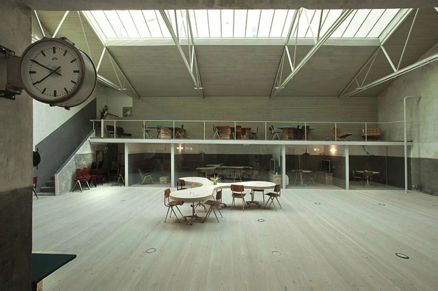 Офис в ангаре. Офис из морского контейнера. Офис google в ангаре spruce goose, калифорния. Офисы ангары. Офис гугл в сша.