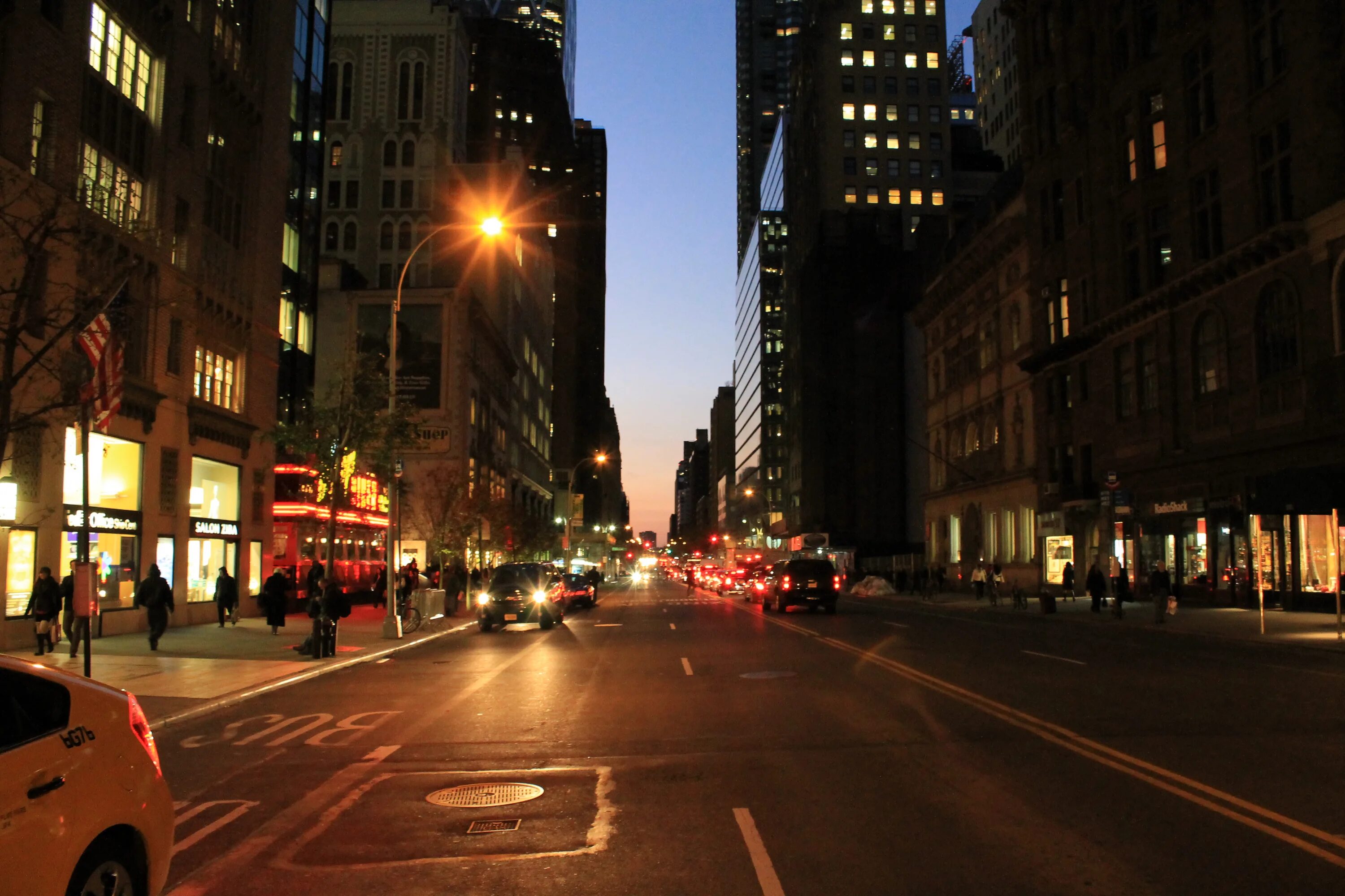 Флэтайрон-билдинг нью-йорк. Бейнс сити авеню. Эстетика города ночью. Ночной нью йорк машины. Манхэттен флэтайрон билдинг.