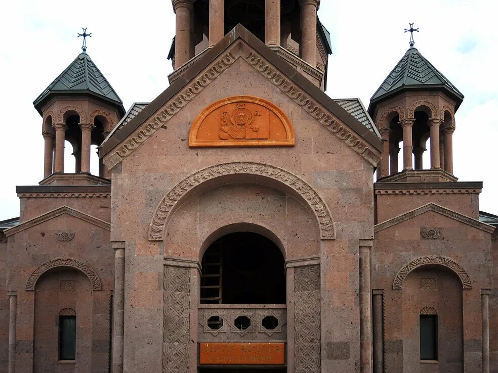 Армянская церковь сурб. Церковь сурб арутюн ростов-на-дону. Армянский храм в евпатории. Армянская церковь кисловодск. Армянская апостольская церковь ростов.