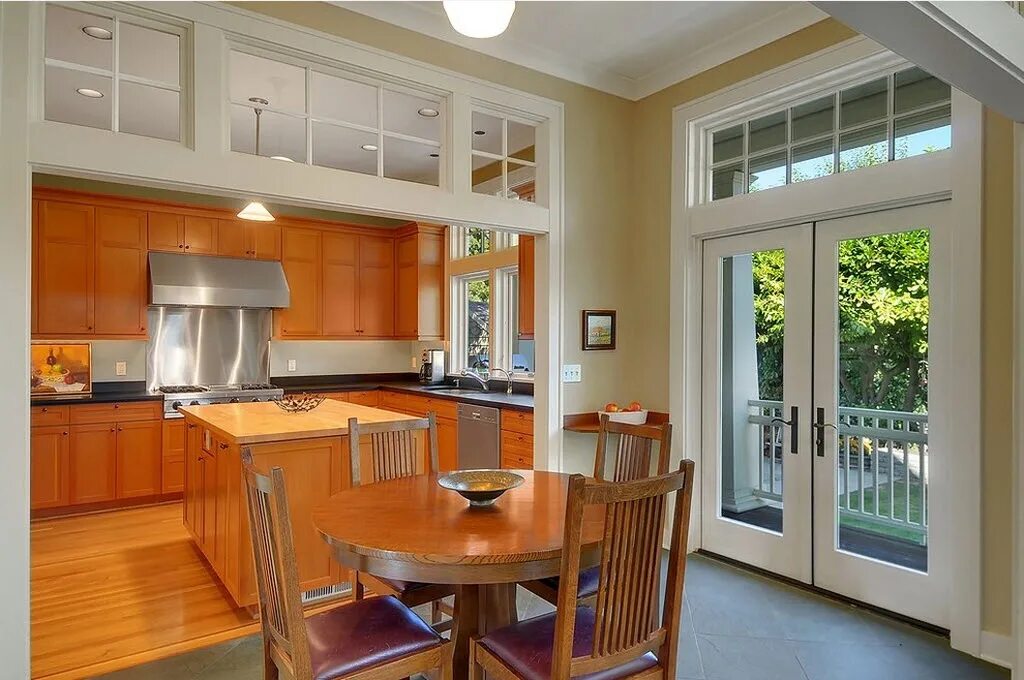 кухня со входа. кухня в доме. колонны в интерьере кухни. узкая кухня с барной стойкой. кухня со входа.