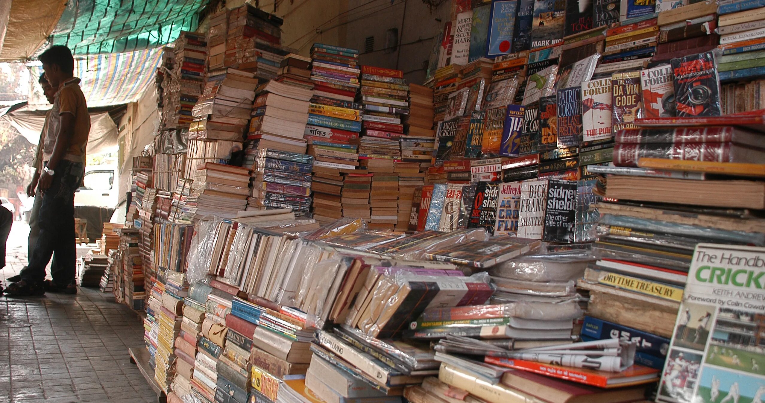 Книжный рынок. Книжный рынок в ираке. современный книжный рынок. книжный рынок африки. книжная улица.