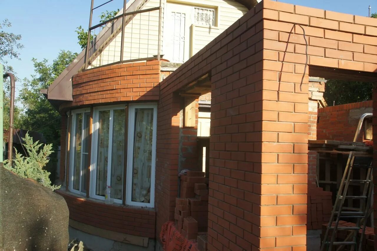 Сделать пристройку кирпичному. Пристройка к кирпичному дому. Сделать пристройку кирпичному. Хоз пристройка к дому. Пристройка из кирпича к деревянному дому.