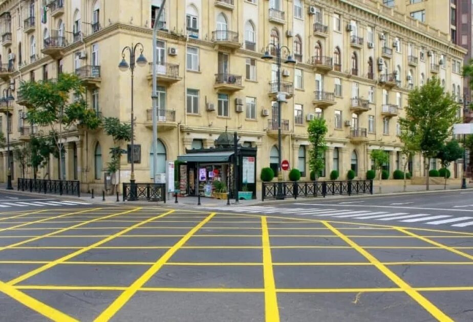 Сетка на перекрестке что значит. Жёлтая разметка на дороге. желтая разметка на перекрестке. желтая сетка на перекрестке. асфальт с желтой разметкой.