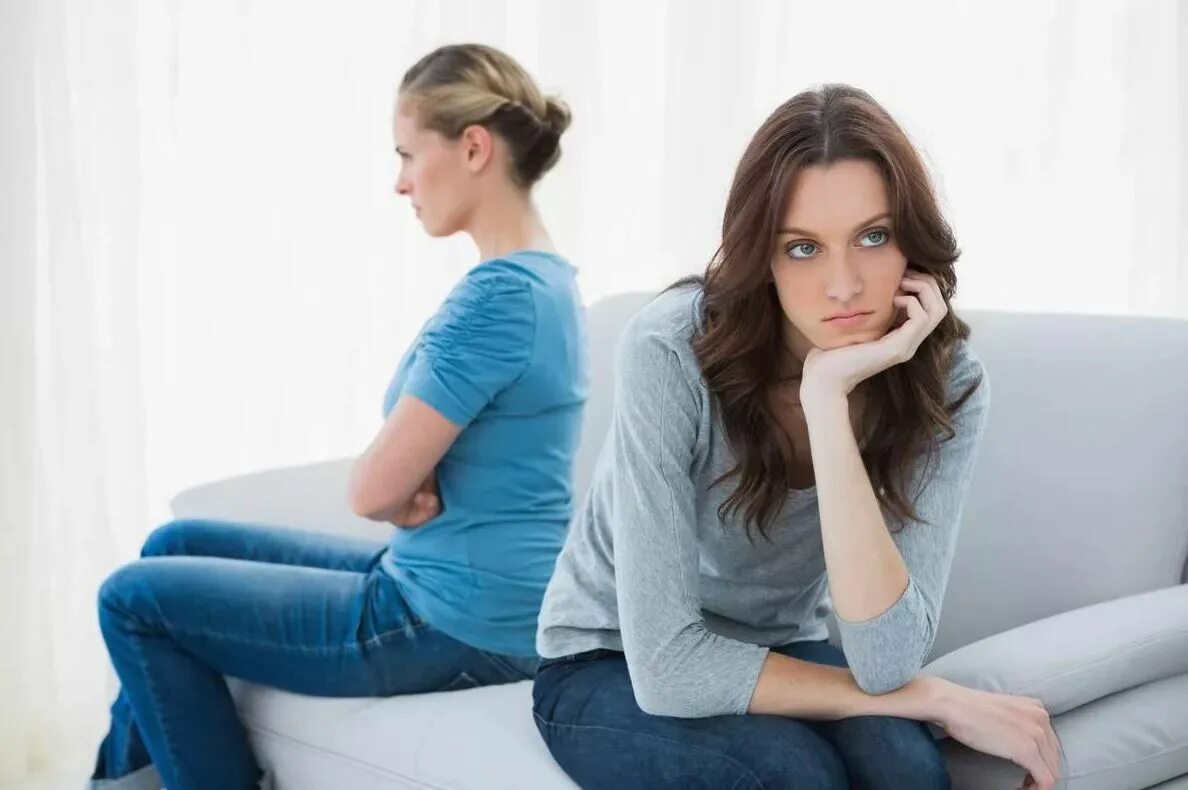 Ссора подруг. Ссора с сестрой во сне. Две девушки ругаются. Две девушки ругаются. Две девушки спорят.