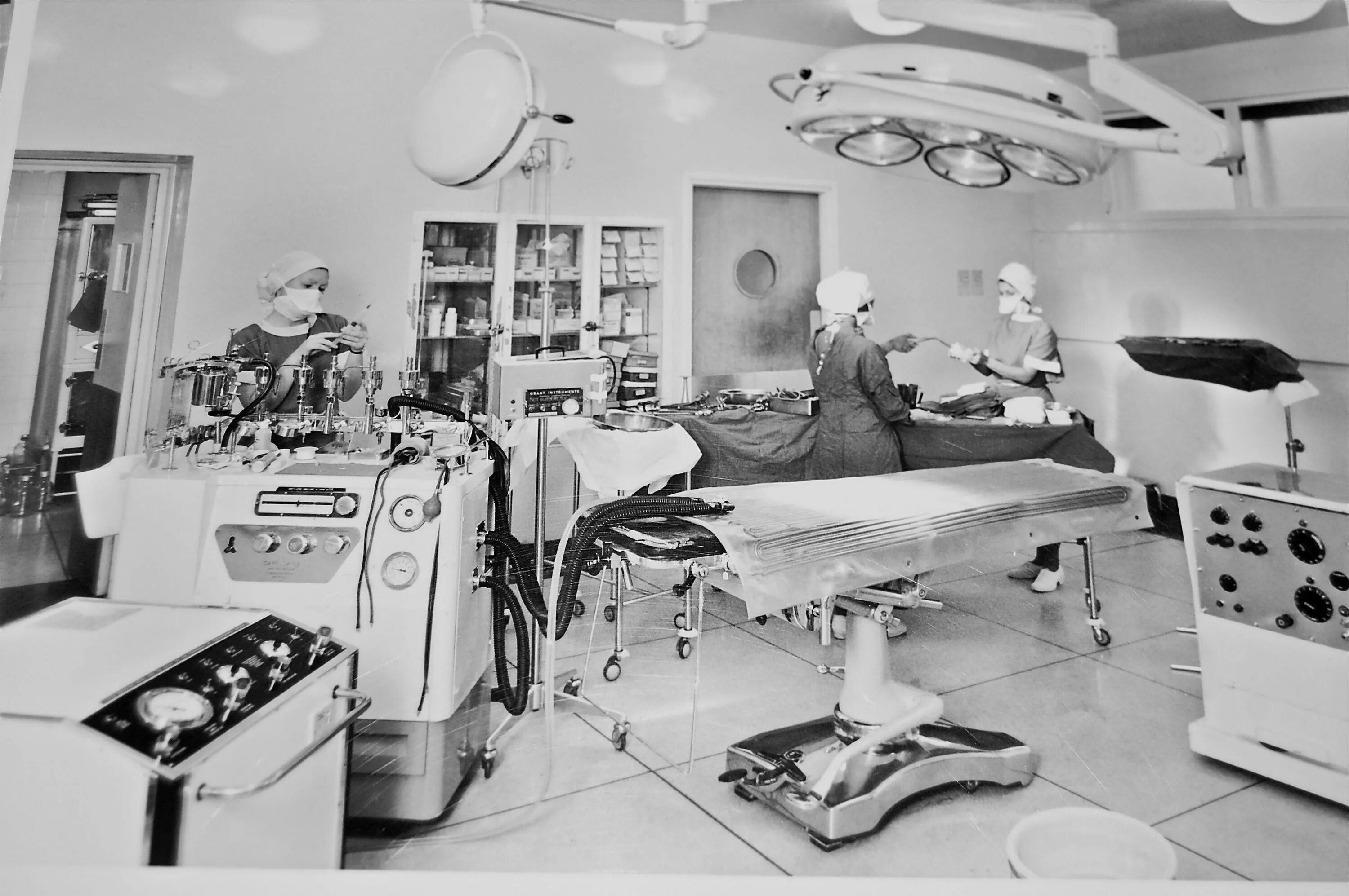 Музей операционного театра в лондоне. Old operating theatre museum and herb garret. Old operating theatre london. Картонная фабрика сша 1900. Экспонат протеза из музея operating theatre museum and herb garret.