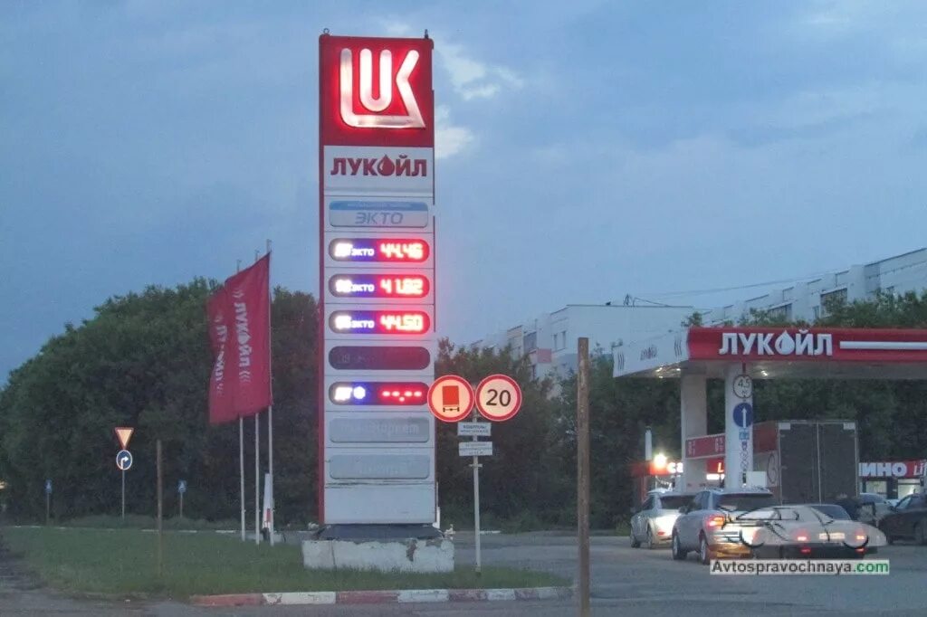 Литр солярки лукойл. Бензин лукойл. лукойл 95. лукойл топливо на азс. дизельное топливо лукойл.