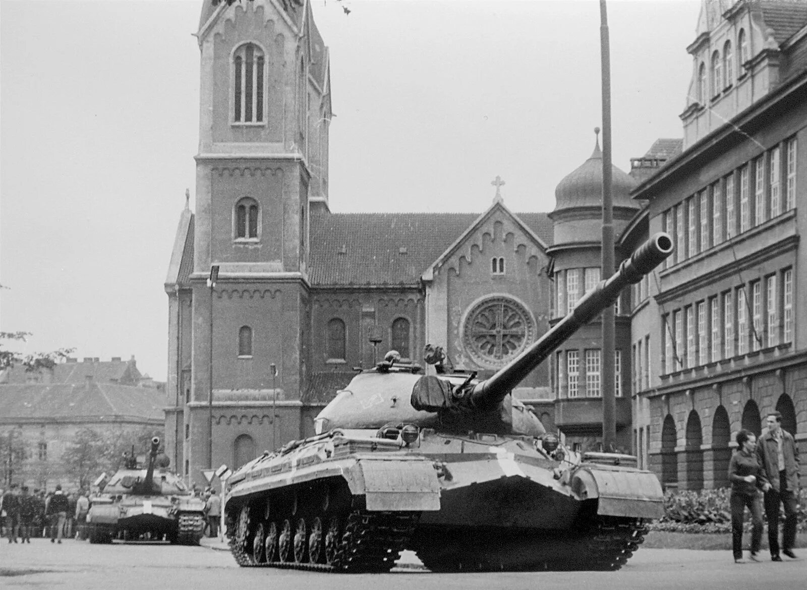 Чехословакия два. Танк т-10 м Чехословакия. Т-10 операция Дунай. Танки в Праге 1968. Танк т 34 в Праге.