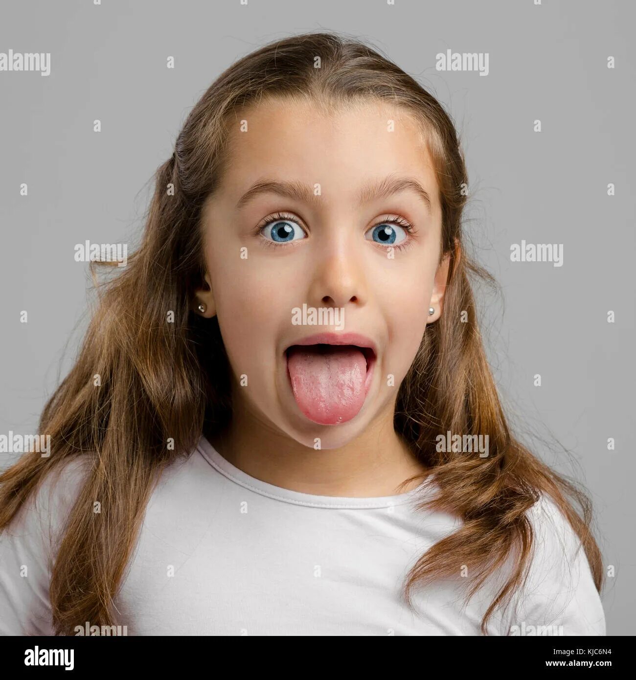 Язык молодой. Маленькая девочка с высунутым языком. Детское лицо с открытым ртом. Подросток с высунутым языком. Подросток с открытым ртом.