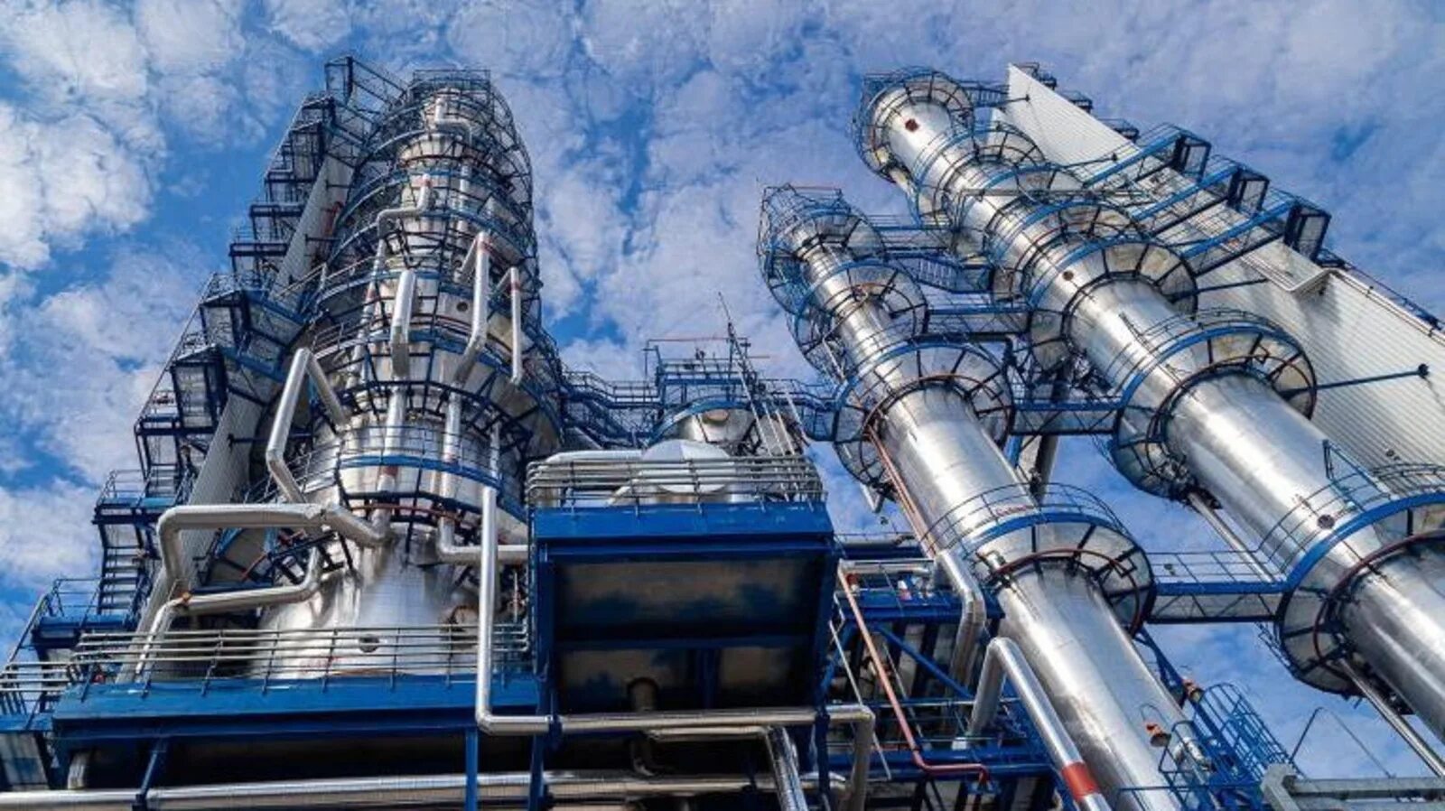 Омский газоперерабатывающий завод. Установки химической промышленности. Ректификационная колонна хим завод. Установки химической промышленности. Сингапур нефтеперерабатывающий завод.
