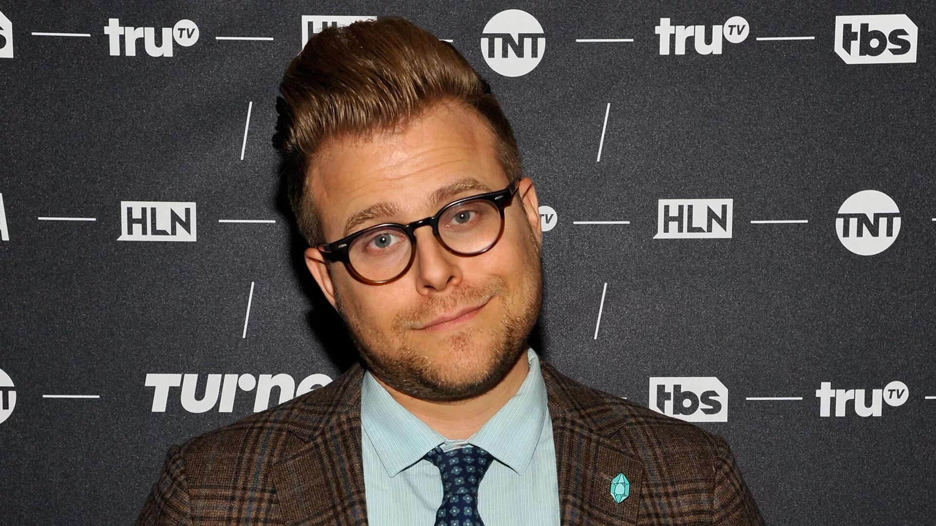 Adam Conover. Уиллис Коновер. Коновер город. Adam на каком языке