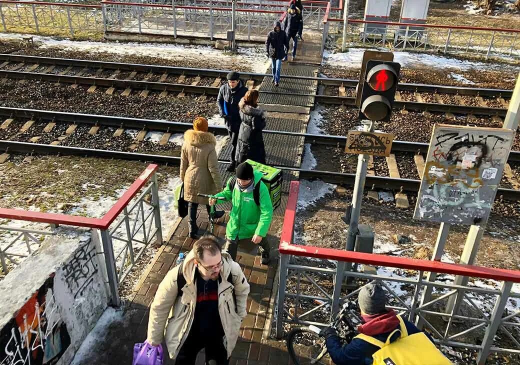 Подземный пешеходный переход. Гитарист в подземке. Б г в переходе. Б г в переходе. Пешеходный мост через железную дорогу.