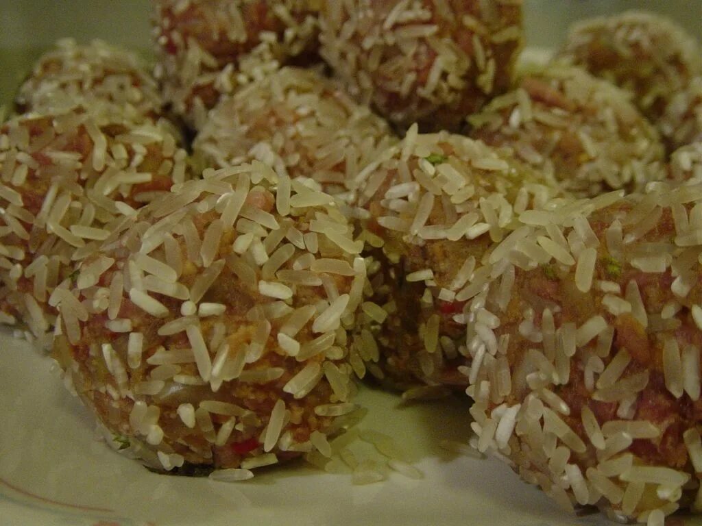 Ежики с мясом и рисом. Мясные ёжики с рисом. ёжики из фарша с рисом. блюдо ежики из фарша с рисом. еда ежики из фарша с рисом.