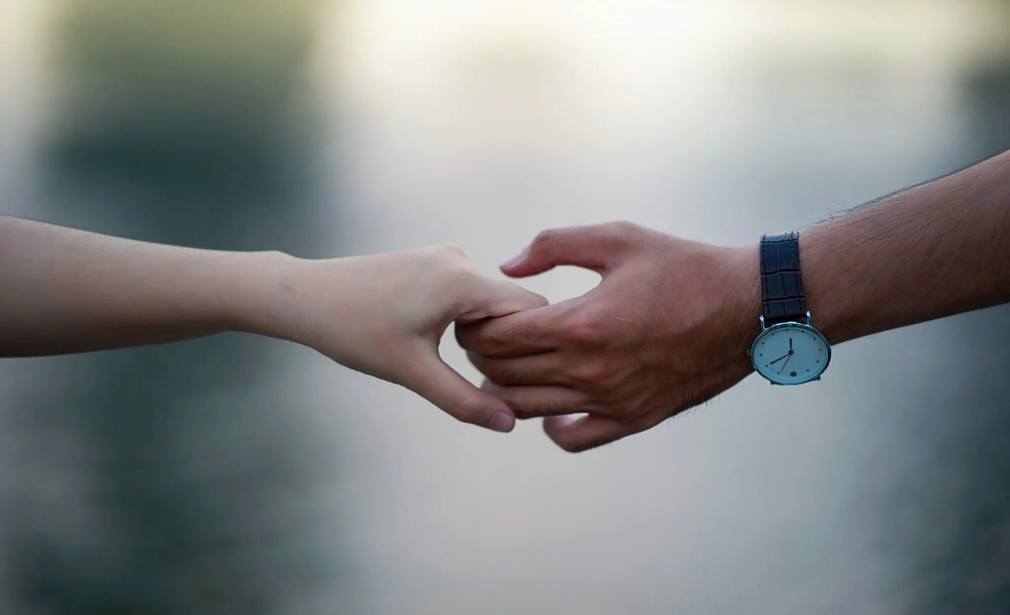 Лучшие друзья дети. Hold my girl. Картинки о дружбе и друзьях. Руки влюбленных. Hold my girl.