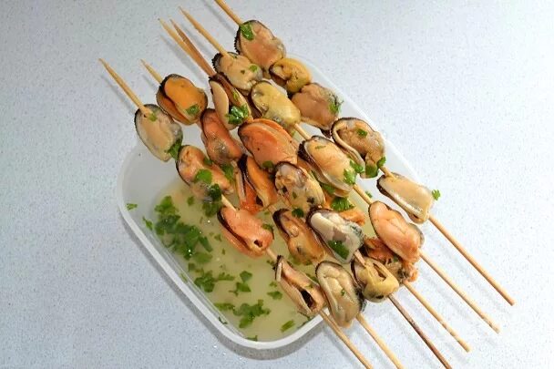 Постные блюда на шпажках. Шашлык из мидий. Шашлык из мидий. Шашлычки из мидий на шпажках. Креветки с цукини на шпажках.