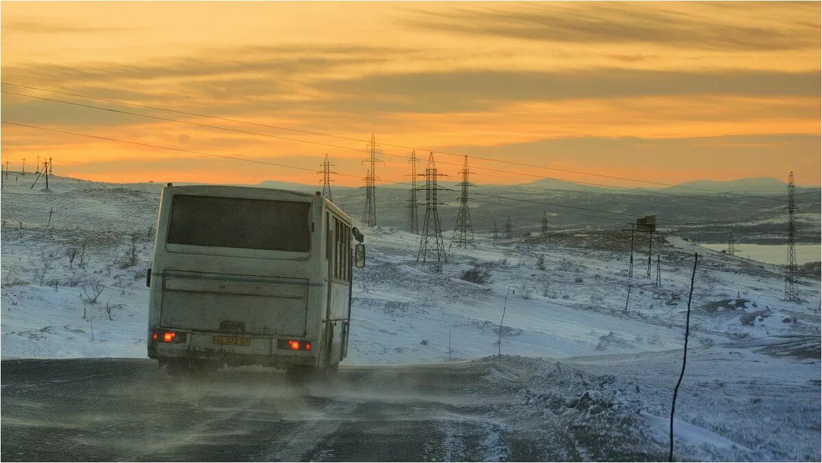 Маршрутка никель мурманск. Дорога домой на автобусе. автобус уезжает зимой. 410 автобус. автобус мурманск никель.