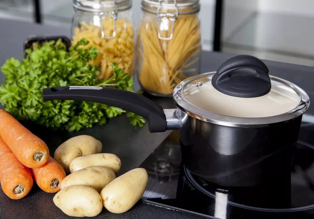 Газовая конфорка кастрюля. Кастрюля на газовой плите. Кастрюля на электроплите. Газовая конфорка кастрюля. На плите стоит кастрюля.