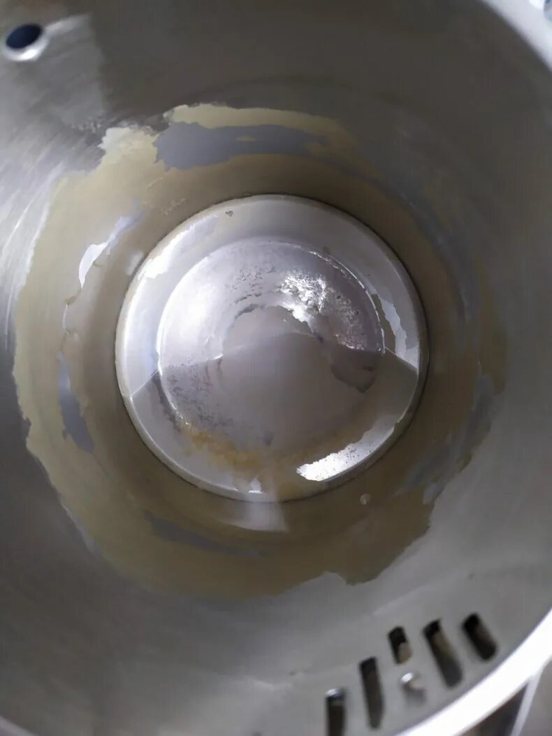 От накипи в чайнике. Накипь в чайнике. Накипь в эмалированном чайнике. Известковый налет в чайнике. Известковые отложения в чайнике.