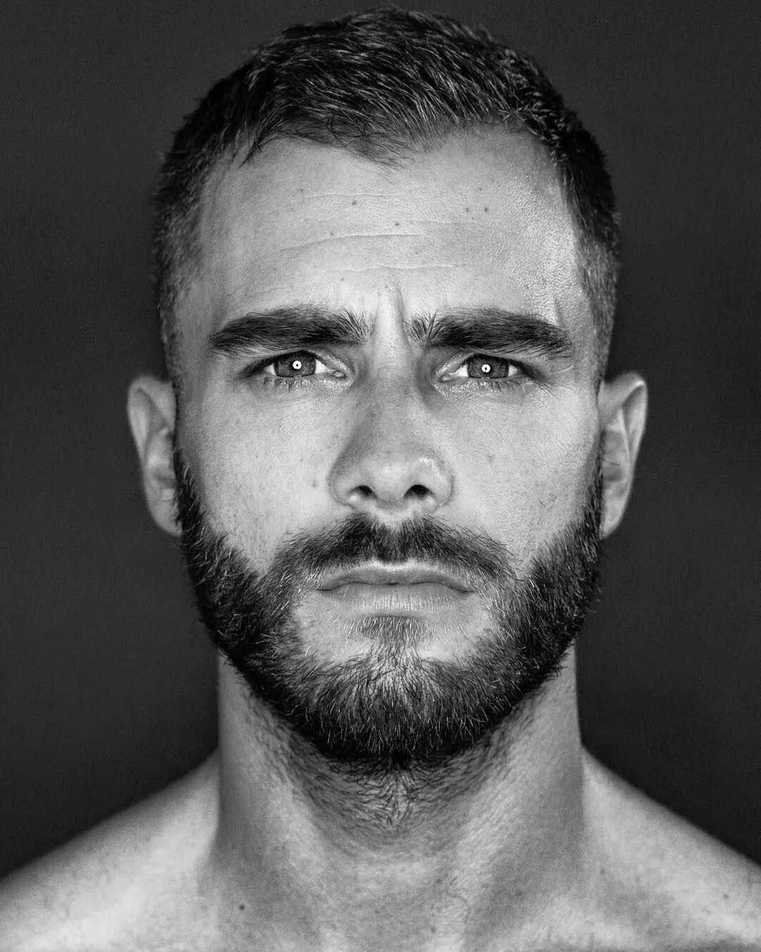 Дэвид ганди 2021. Брутальный мужчина. Брутальный мужчина. Андеркат стрижка викинг. Брутальное мужское лицо.