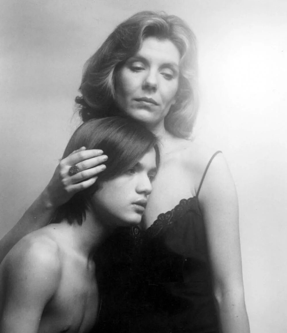 Мальчишки в чулках ретро. Луна /бернардо бертолуччи/ 1979. «луна» (1979, италия). Карла бруни с родителями 1992. Ретро женщины с мальчиками.