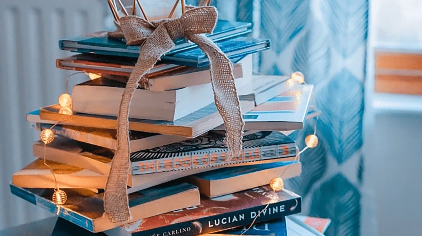 Подарок в крафт и шпагатом 23 февраля. Упаковка книги. Бумага для упаковки подарков. Креативная упаковка подарка. Обернуть книгу бумагой.