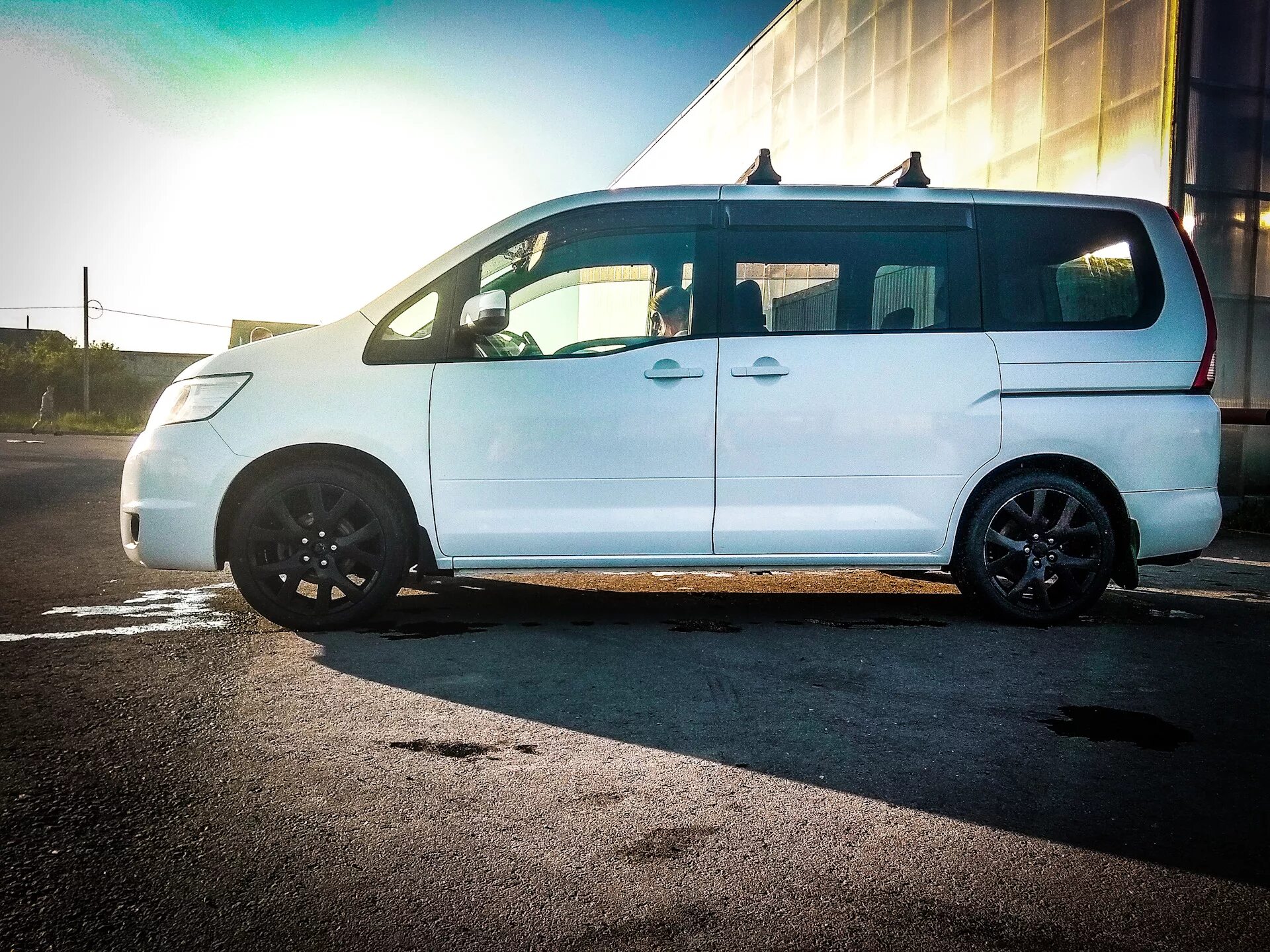 Nissan serena c25 диски. Ниссан серена 27 на 17 дисках. Ниссан серена с25. Nissan serena c26 колеса r18. Nissan serena r17.