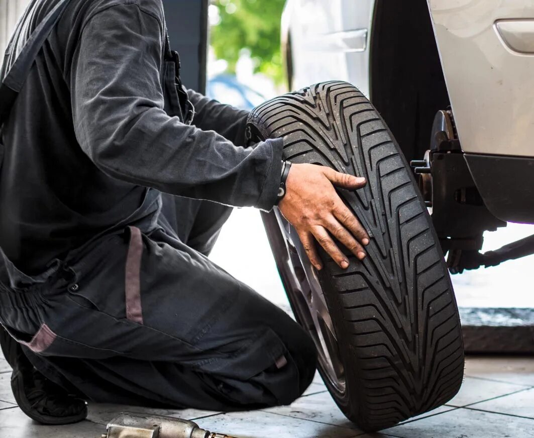 Шина на руку. Шины на автомобилистов. Колеса и шины автомобиля. Заменяемые шины. Летние шины баннер.