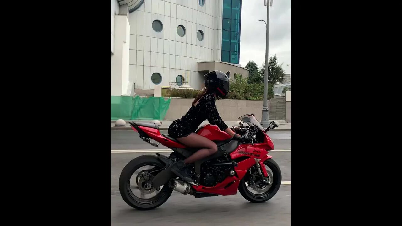 Мотоциклист на светофоре красивый вид. Мототаня 2023. Мототаня #mototanya. Девушка на байке. Байкер на светофоре.