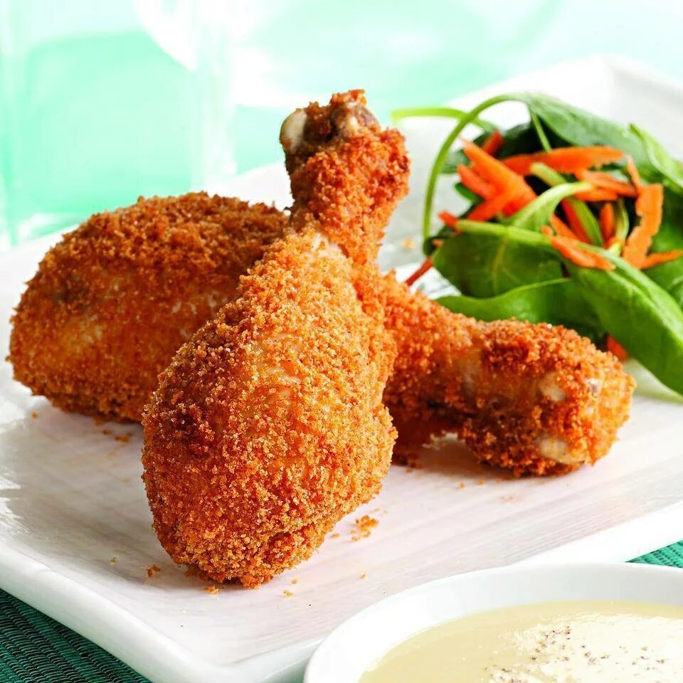 Куриные ножки в сухарях. Куриные голени в панировке. курица в панировке кфс. куриные ножки в панировке.
