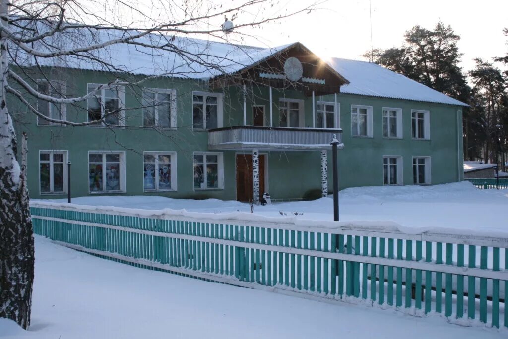 Уличная библиотека сергиев посад. Москва сквер чистые пруды. Перекопский пруд. Карпиев пруд летний сад. Библиотека прудов.