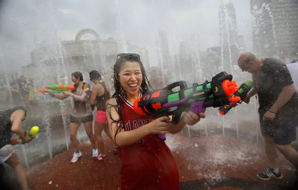 Экстремальная жара. Сильная жара. Жара в Китае. Жара в Шанхае. Water fights