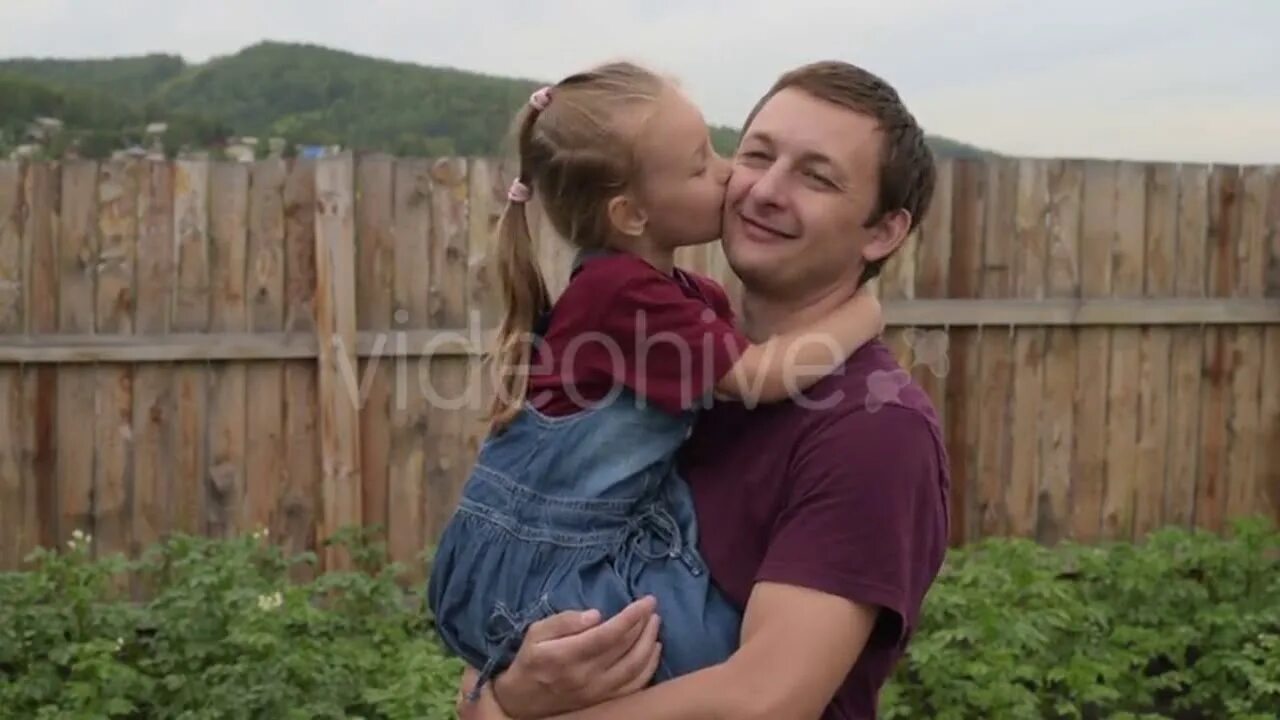 Forbidden daughter. Daughter father поцелуи. Купер интерстеллар. Forbidden daughter. Метью макконахи интерстеллар.