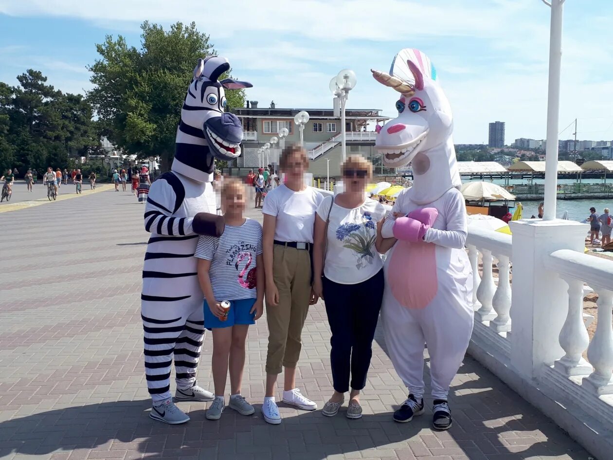Ростовая кукла на выпускной в школу. Олимпийский мишка сочи 2014. Абба ростовые куклы. Зебра, конь в сочи аниматоры. Ростовые куклы сочи.