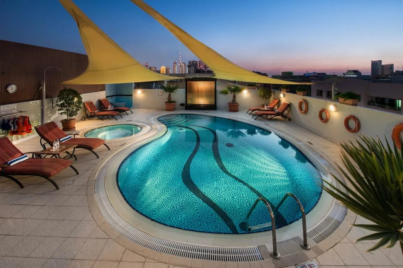 Отель с бассейном. Савой парк отель апартамент Дубай. Savoy Suites Hotel Apartment. Дубай бассейн. Дубаи отель номер открытый бассейн.