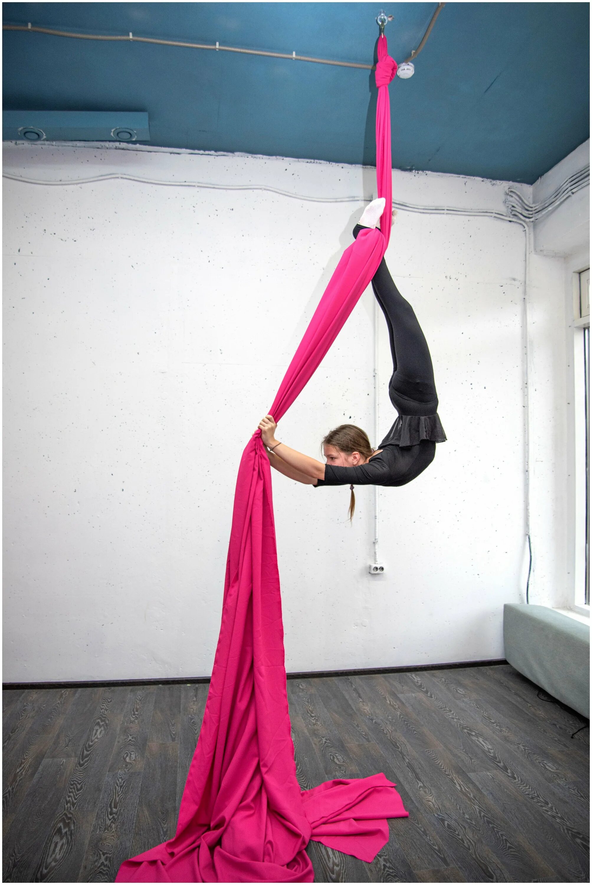 Крепление воздушная гимнастика. Воздушная гимнастика на лентах. Воздушные полотна на улице. Комната с воздушным полотном. Воздушные полотна.