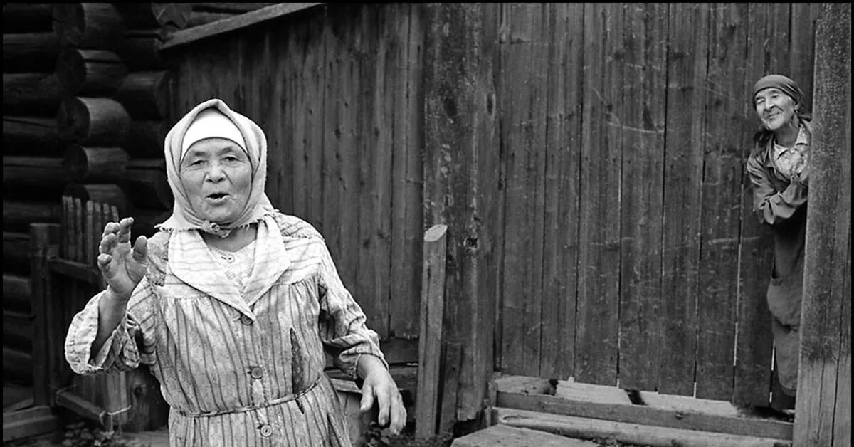Деревенская бабушка. Старая деревенская женщина. Советские женщины в деревне. Бабушка в деревне. Баба смотрит как ее бабу