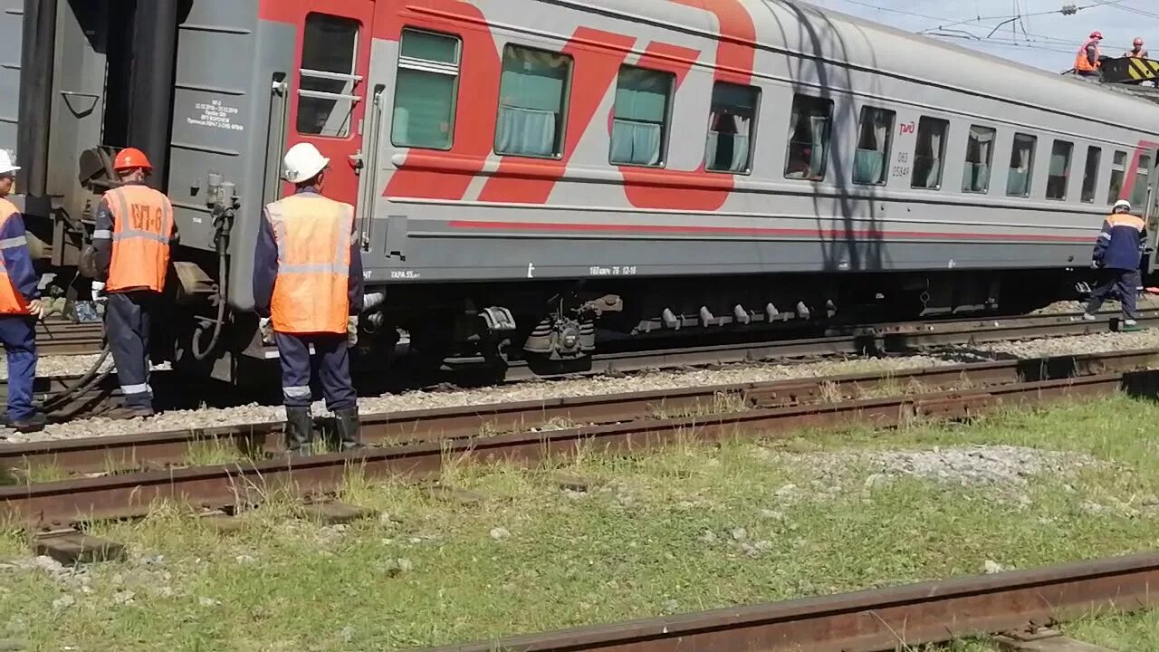 Можно ли приехать на поезде. Сход пассажирского поезда. Сход пассажирских вагонов. Сход пассажирского поезда с рельсов. Сход пассажирского поезда с рельс.