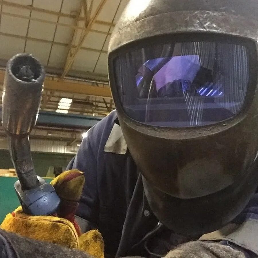 Смешной сварщик. Прикольный сварщик. Сварка приколы. Сварочные приколы. Смешные позы сварщиков.