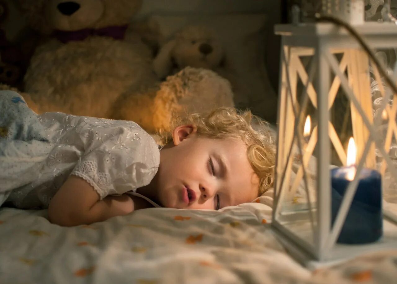 спящий ребенок ночью. ночь уложит спать. иллюстрациик колыбелтным. ребенок перед сном. спящие малыши.