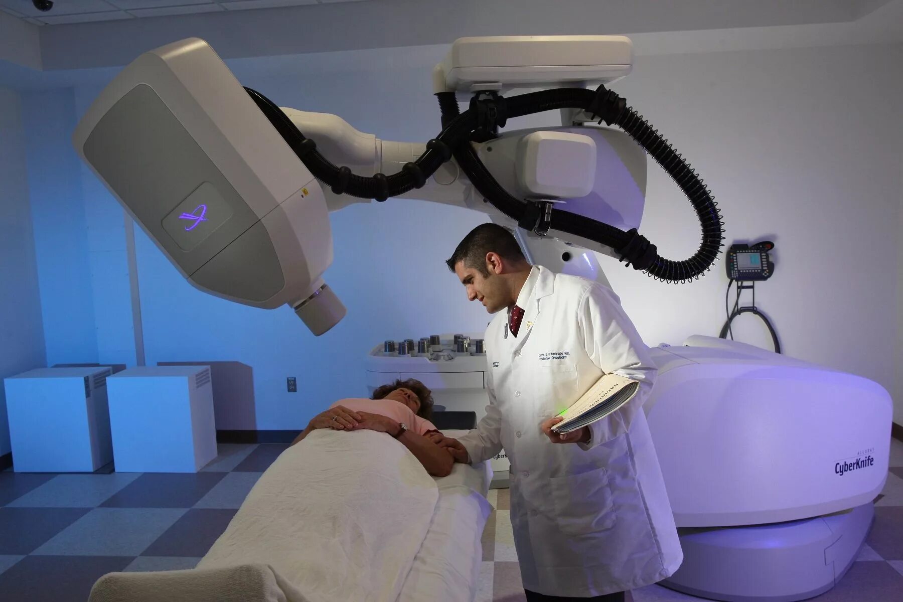 Гамма нож метастаз. Cyberknife («кибер-нож»). радиохирургическая система cyberknife. радиохирургия кибер нож.